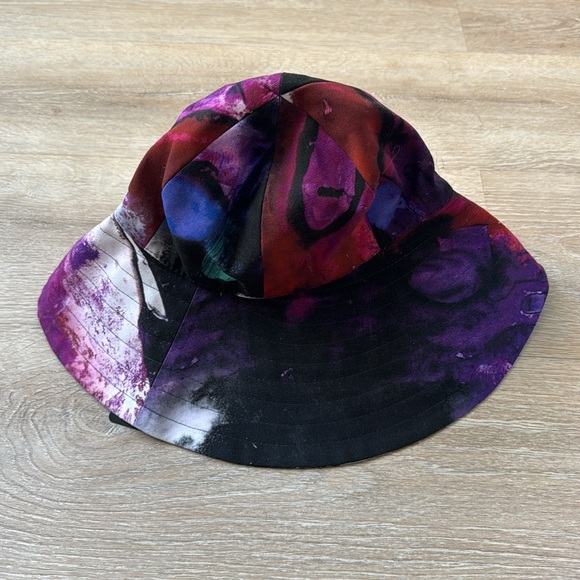 Escada - Picture 2 of 4